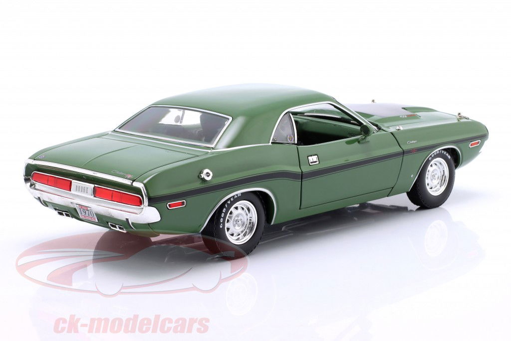 Dodge Challenger R/T Hemi year 1970 green 1:18 Greenlight