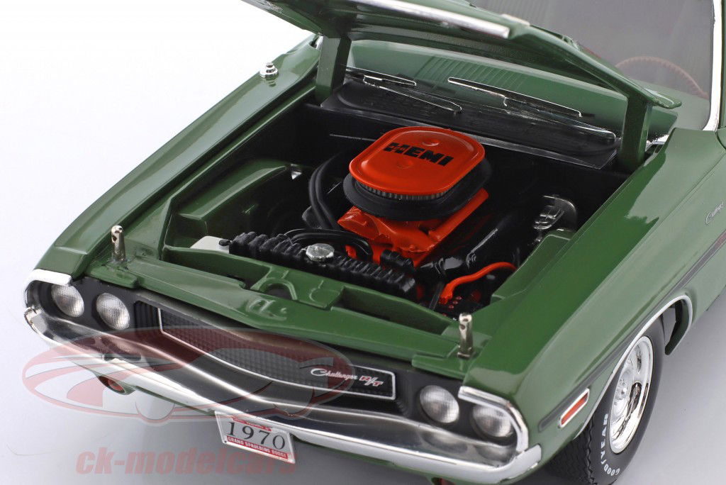 Dodge Challenger R/T Hemi year 1970 green 1:18 Greenlight