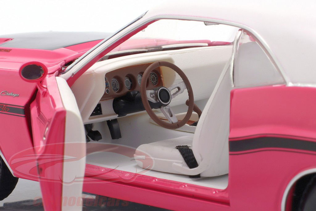 Dodge Challenger RT 440 Six Pack Baujahr 1970 pink / weiß 1:18 Greenlight