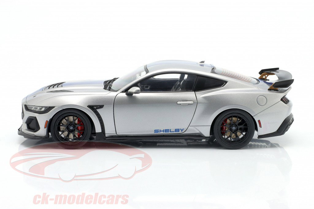 Ford Shelby Mustang Super Snake Byggeår 2025 sølvgrå metallisk 1:18 Solido