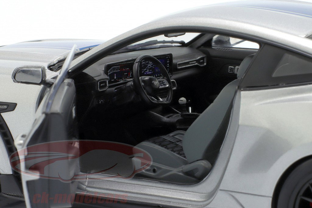Ford Shelby Mustang Super Snake Byggeår 2025 sølvgrå metallisk 1:18 Solido