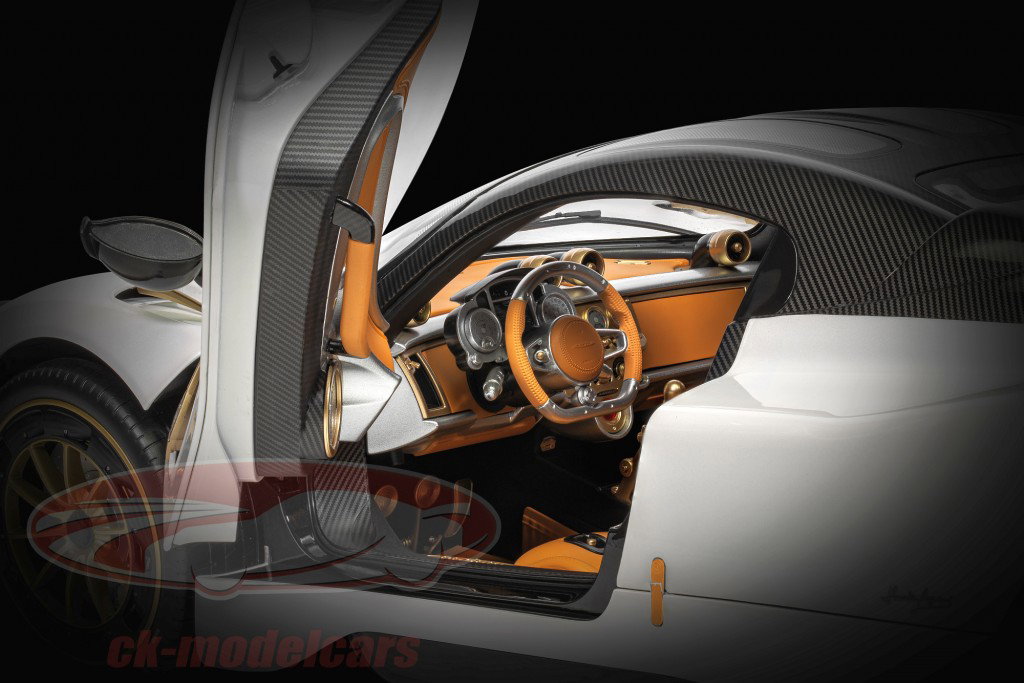 Pagani Utopia Coupe Année de construction 2023 blanc nacré trousse 1:8 Pocher
