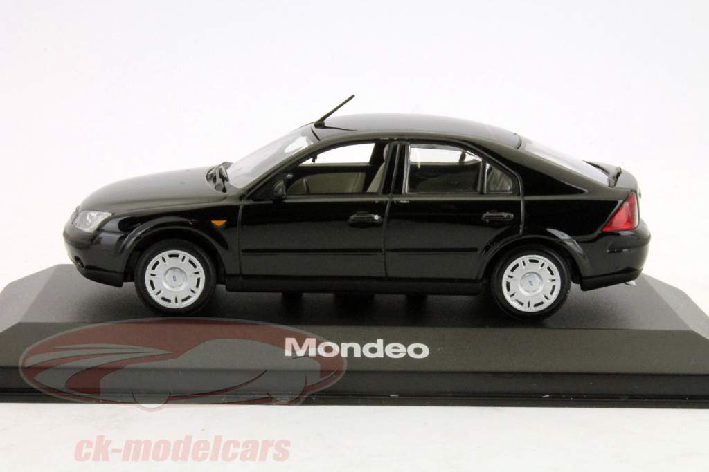 Ford Mondeo Fastback модель 2001 черные 1:43 Minichamps