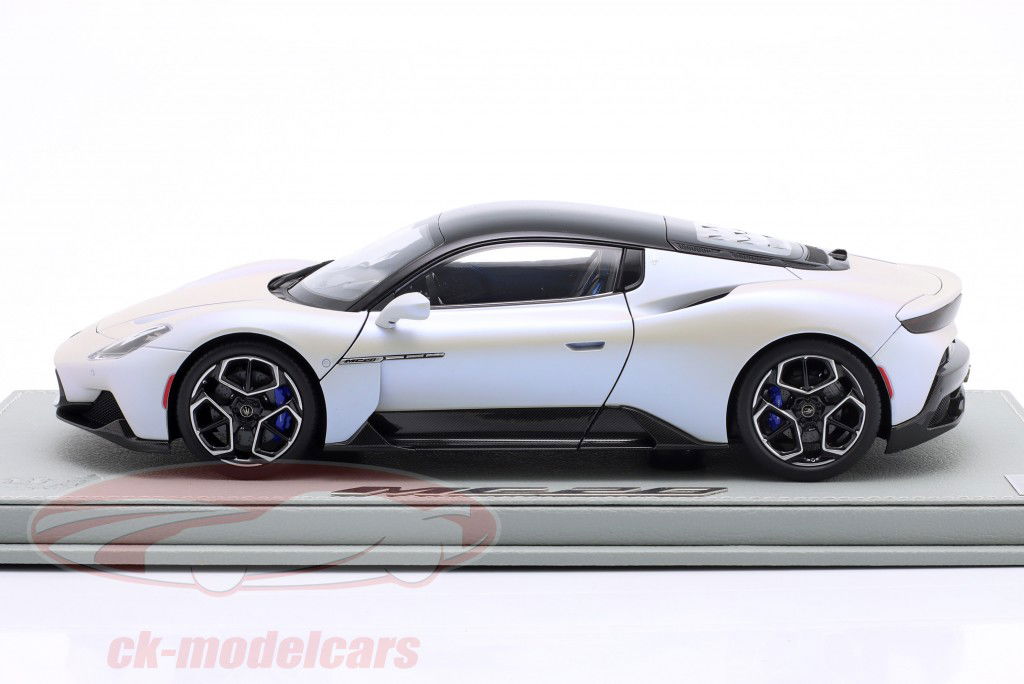 Maserati MC20 Année de construction 2020 audace blanc / noir 1:18 BBR