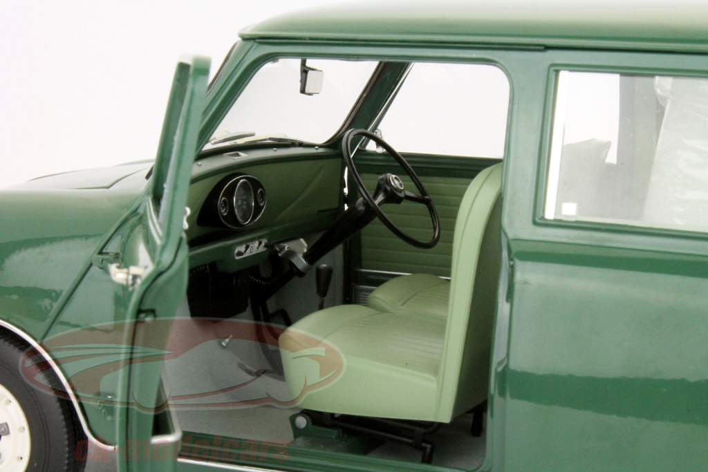 Austin Mini Countryman 1963 года зеленые 1:12 SunStar