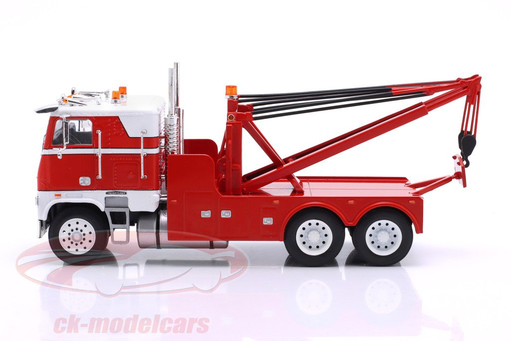 Freightliner FLA sleepwagen Bouwjaar 1987 rood / wit 1:43 Ixo