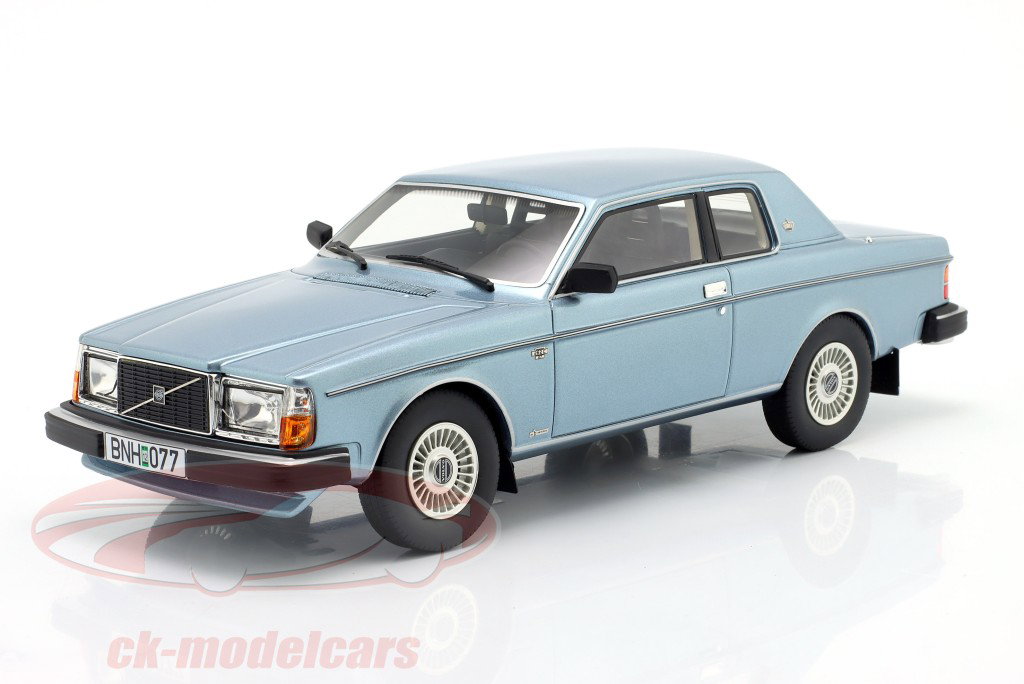 Volvo 262C Bertone Année de construction 1981 bleu métallique 1:18 Cult Scale