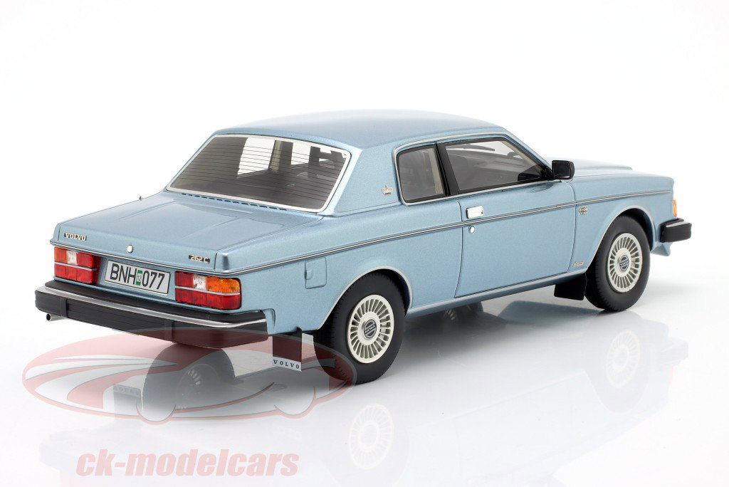 Volvo 262C Bertone Byggeår 1981 blå metallisk 1:18 Cult Scale