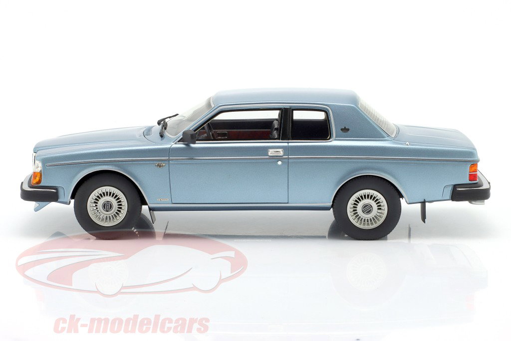 Volvo 262C Bertone Année de construction 1981 bleu métallique 1:18 Cult Scale