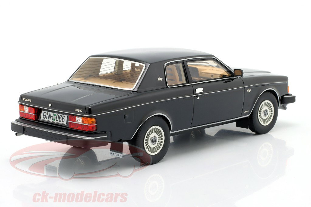Volvo 262C Bertone Byggeår 1981 sort 1:18 Cult Scale