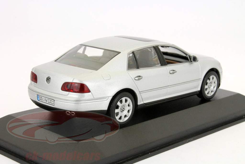 Volkswagen Phaeton modello 2002 argento 1:43 Minichamps