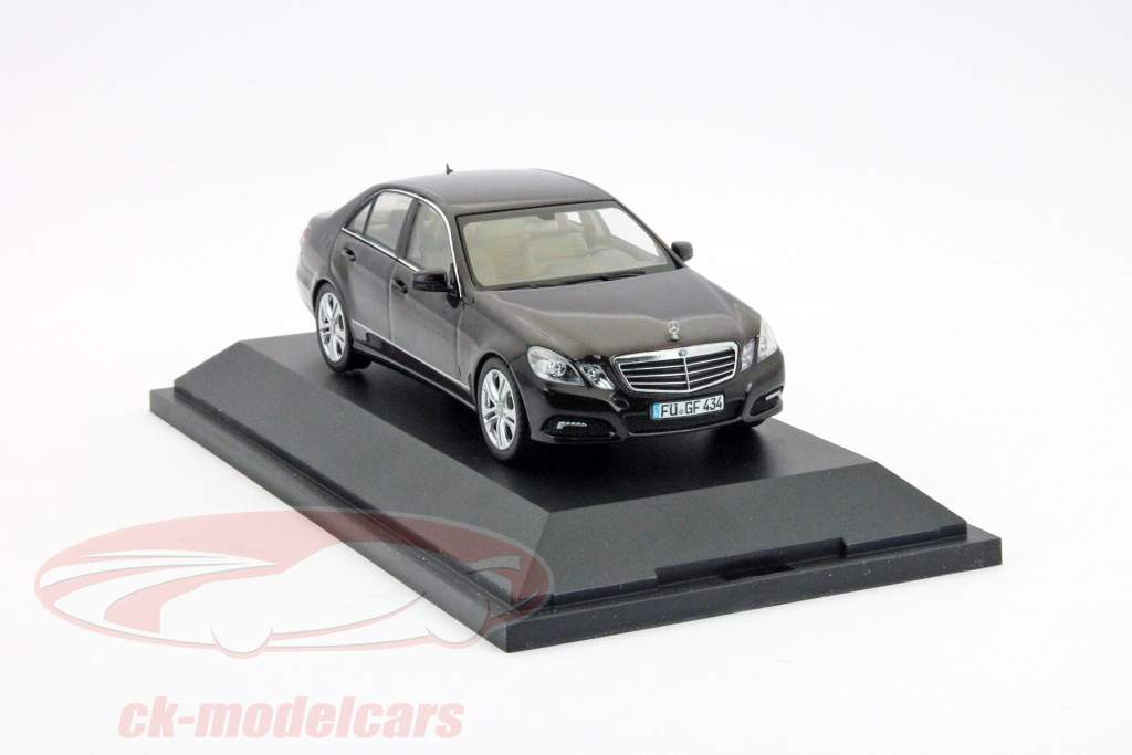 梅赛德斯 - 奔驰E级时尚型棕色旭格1:43