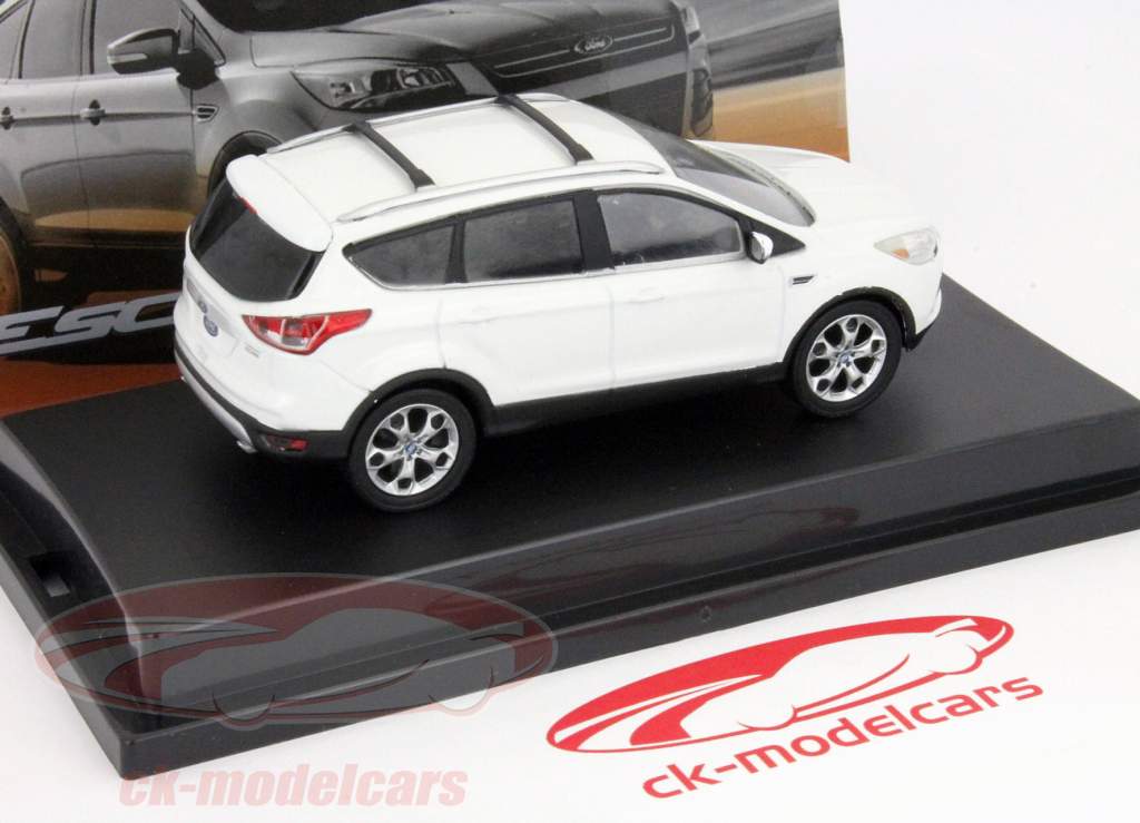 Ford Escape 2013 года белого 1:43 GreenLight