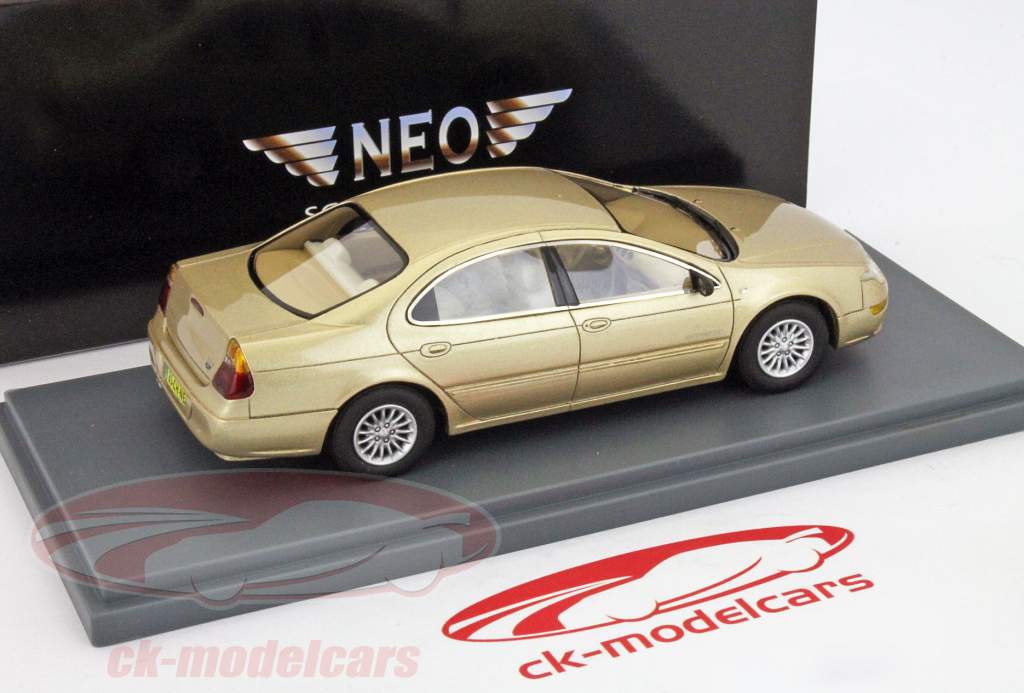 克莱斯勒2002年300米黄金1:43新