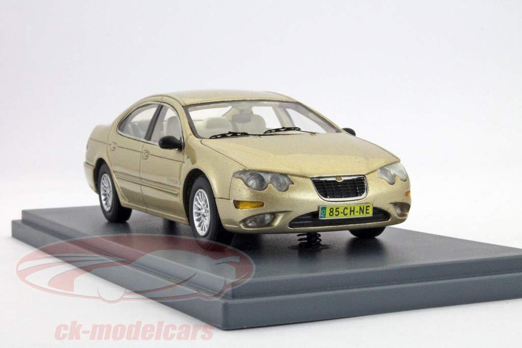 Neo 1:43 Chrysler 300 M 2002 gold NEO44985 model car