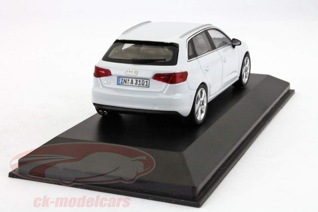 Audi A3 Sportback construído em 2012 branco 1:43 Schuco
