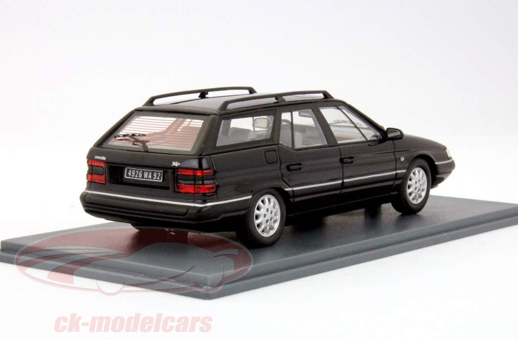 シトロエンXMは、ダークブルーメタリックの午前1時43ネオ·ブレイク