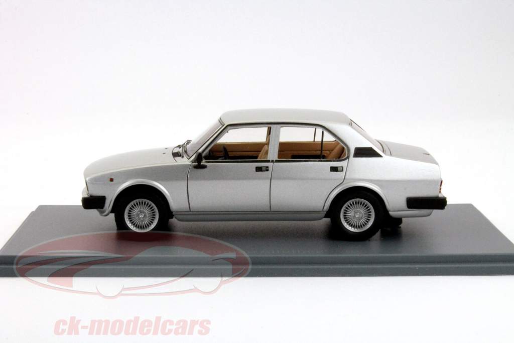 アルファロメオAlfettaで2000銀1:43ネオ