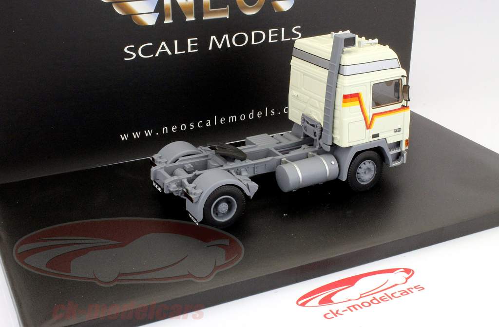 ボルボF12グローブトロッターホワイトネオ1：43