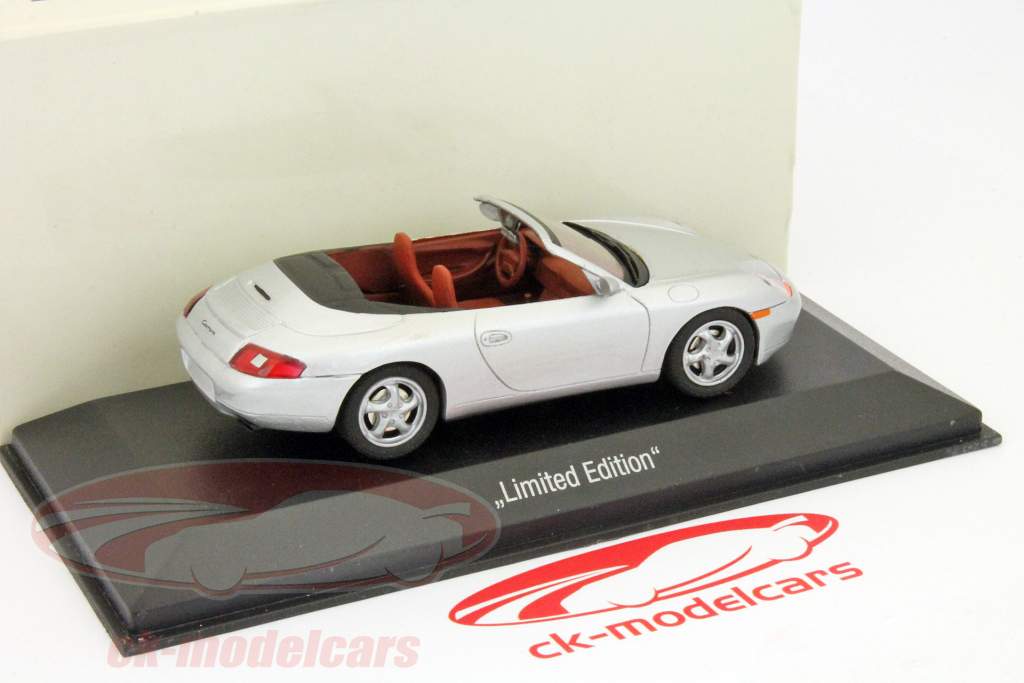 ポルシェ911カレラカブリオレの銀/ 1時43完成モデル