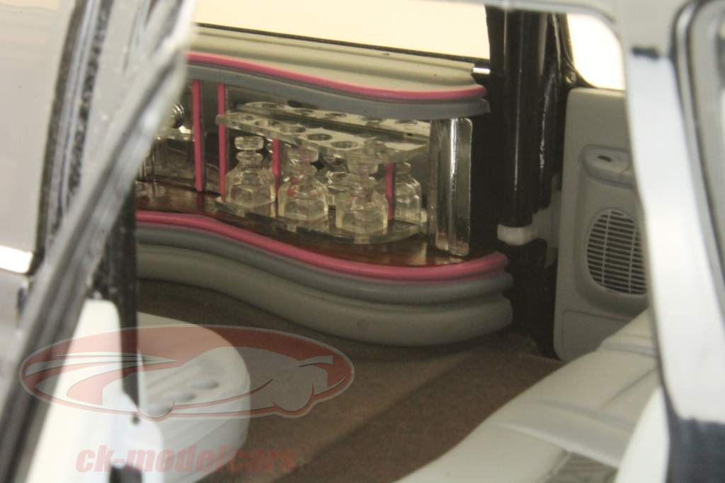 Ford Excursion Limousine 2002 black 1:18 SunStar