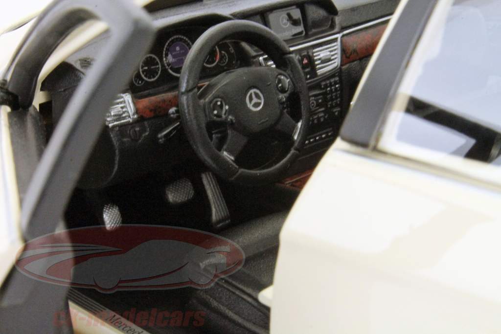 奔驰E级出租车1:18麦斯托