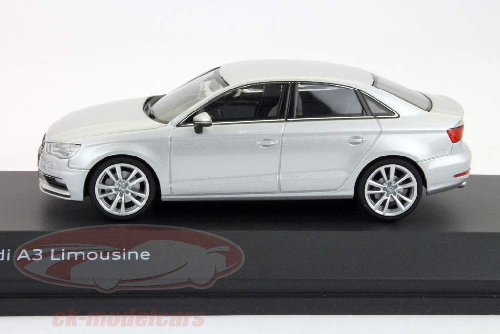 Седан Audi A3 2013 год серебро 1:43 Herpa