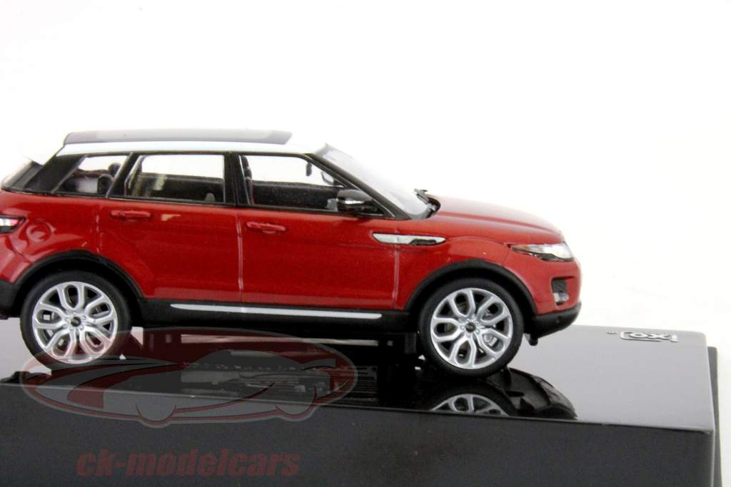 レンジローバーEvoqueは、2011年の赤1時43分モデルIxoで構築