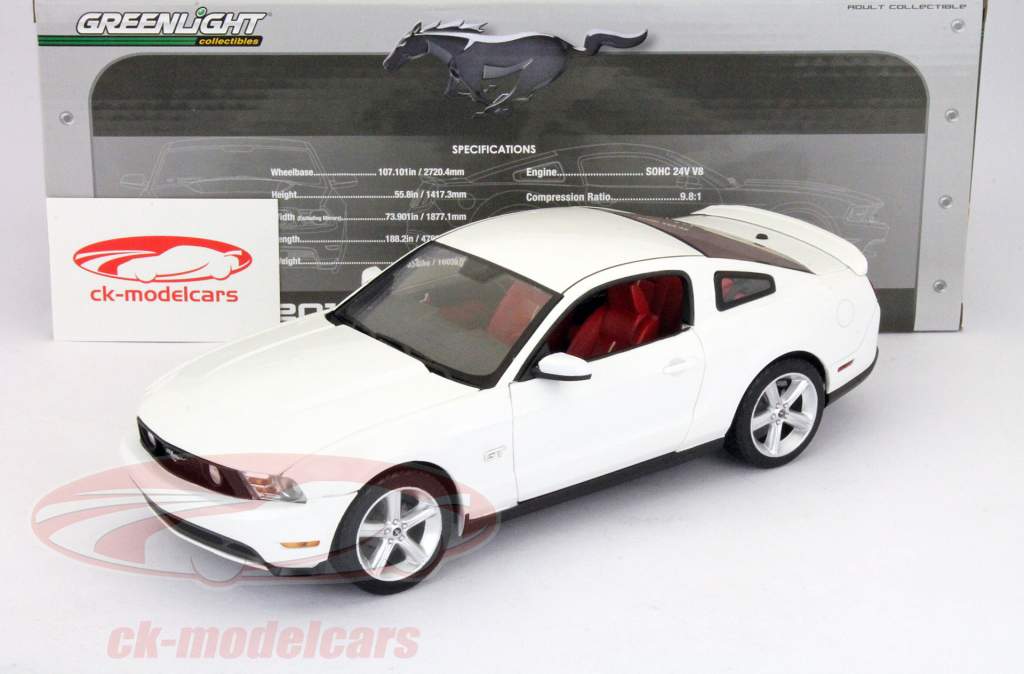 建于2010年的白色1:18绿光的福特野马GT