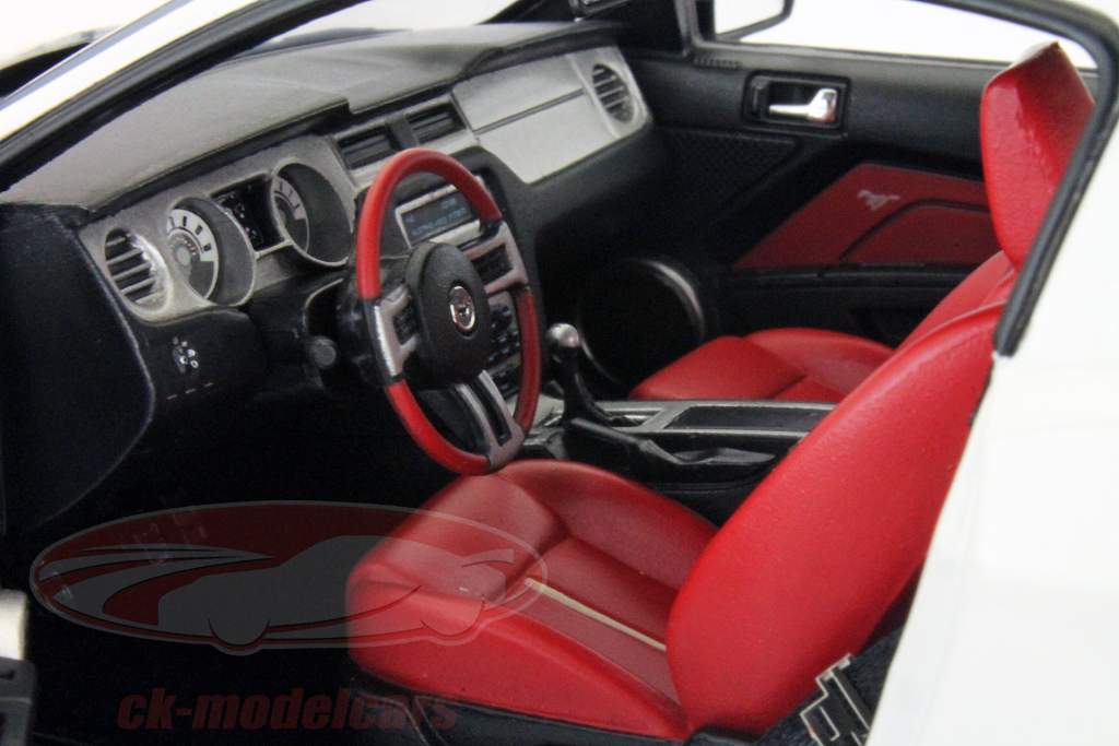 Ford Mustang GT построен в 2010 году белыми 1:18 Greenlight