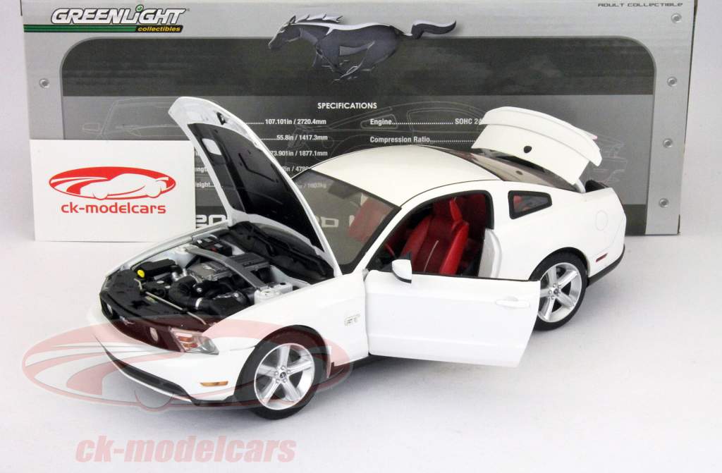 建于2010年的白色1:18绿光的福特野马GT