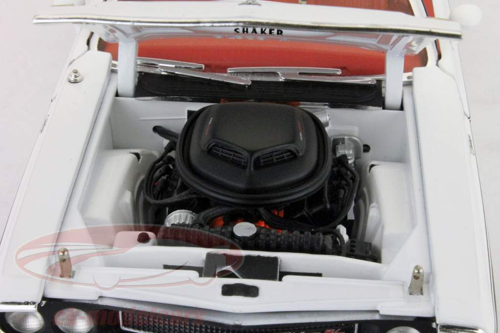 Dodge Challenger R/T year 1970 white 1:18 Greenlight