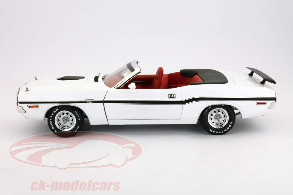 Dodge Challenger R/T year 1970 white 1:18 Greenlight