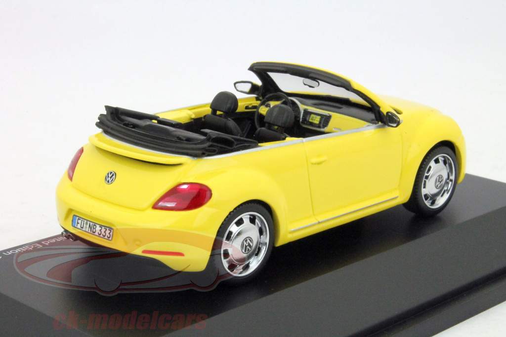 Volkswagen VW Kever Cabriolet Jaar 2013 geel 1:43 Schuco