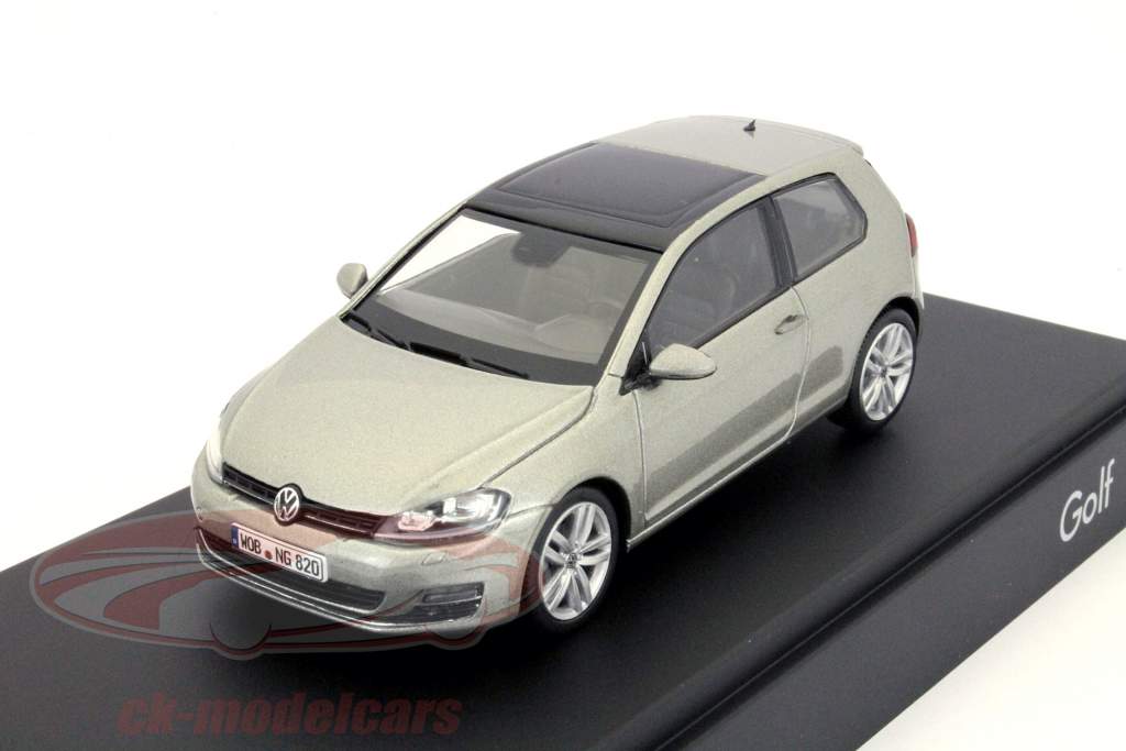 Volkswagen VW Golf VII 2 puerta construida en 2012 una y cuarenta y tres de plata Herpa