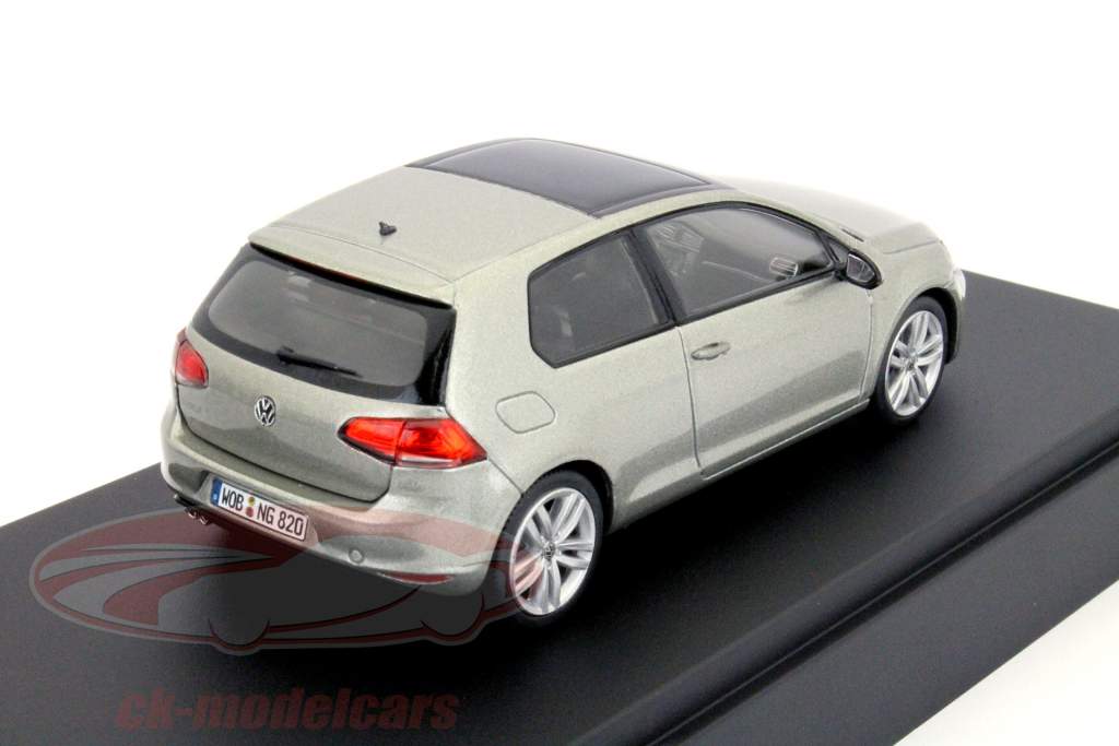 Volkswagen VW Golf VII 2 puerta construida en 2012 una y cuarenta y tres de plata Herpa