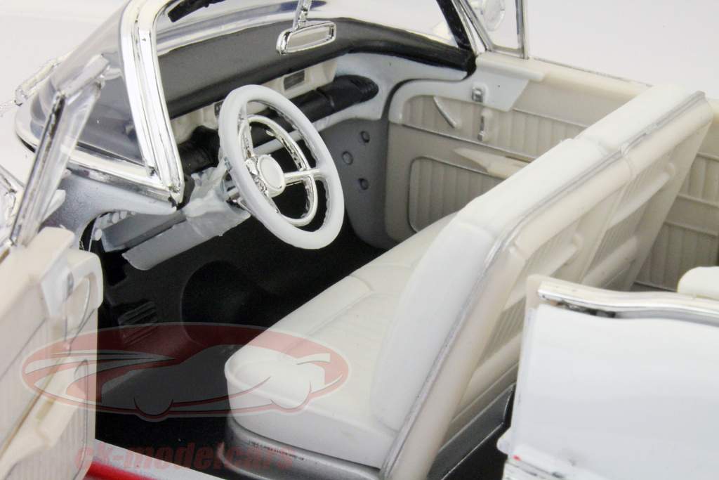 MotorMax 1:18 ビュイックロードマスターは、1957年分白、赤を