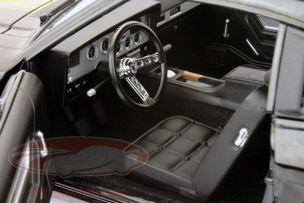 フォードマスタングコブラII 1977ゴールドのストライプの入った黒の1時18分グリーンライト