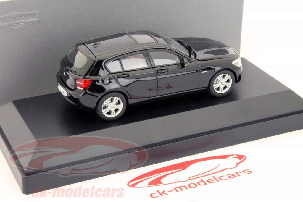 宝马1系（F20）1:43黑色的Paragon模型