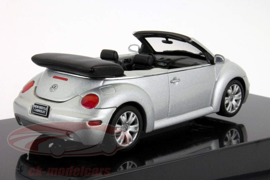 Volkswagen VW New Beetle convertibile (Tipo 9C) argento riflesso metallico 1:43 AutoArt