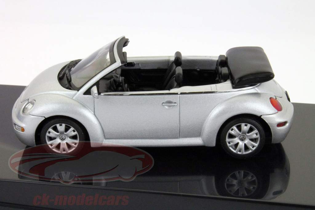 Volkswagen VW New Beetle convertibile (Tipo 9C) argento riflesso metallico 1:43 AutoArt
