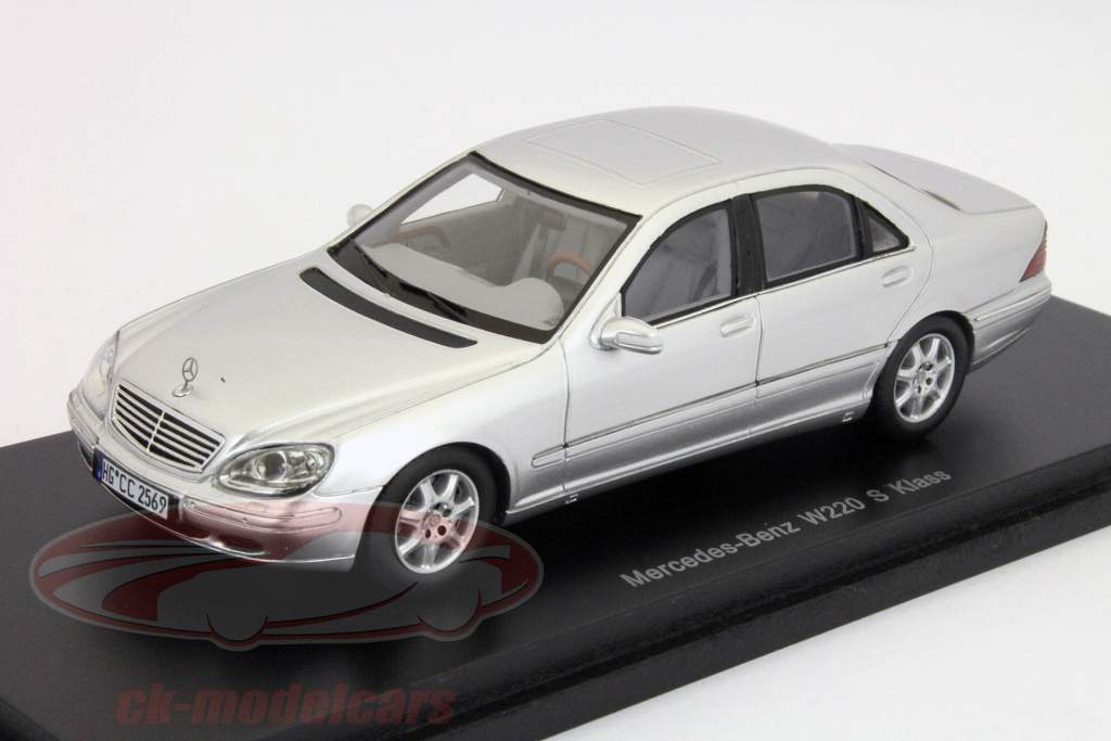 Mercedes-Benz W220 S-class plateado 1:43 Spark