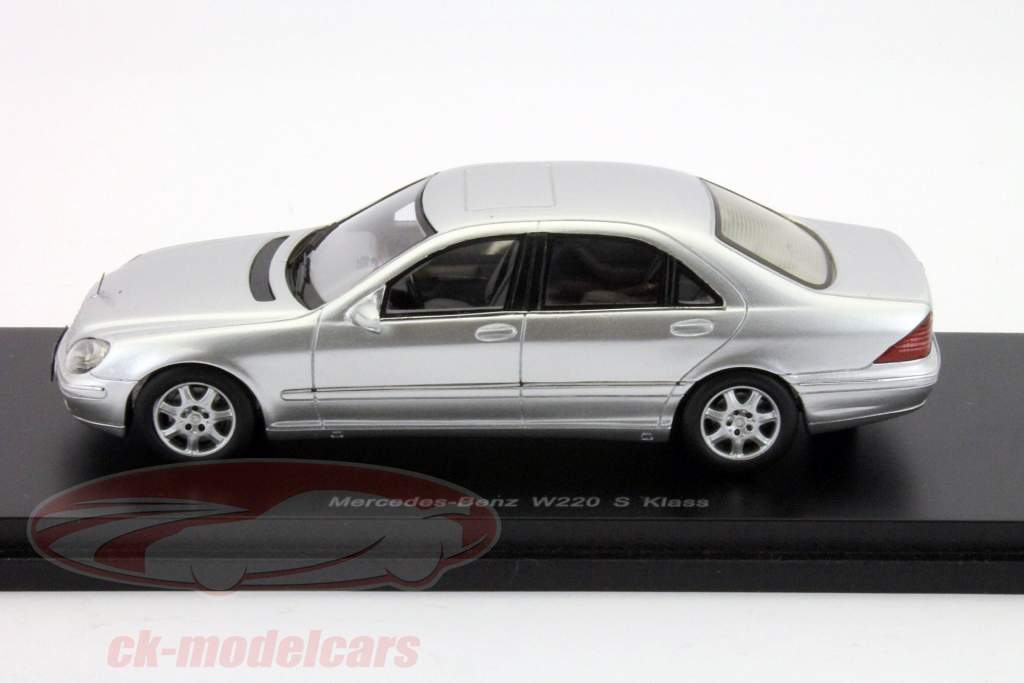 Mercedes-Benz W220 S-class silver 1:43 Spark