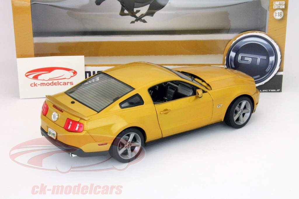 Ford Mustang GT costruita nel 2010 oro 1:18 Greenlight