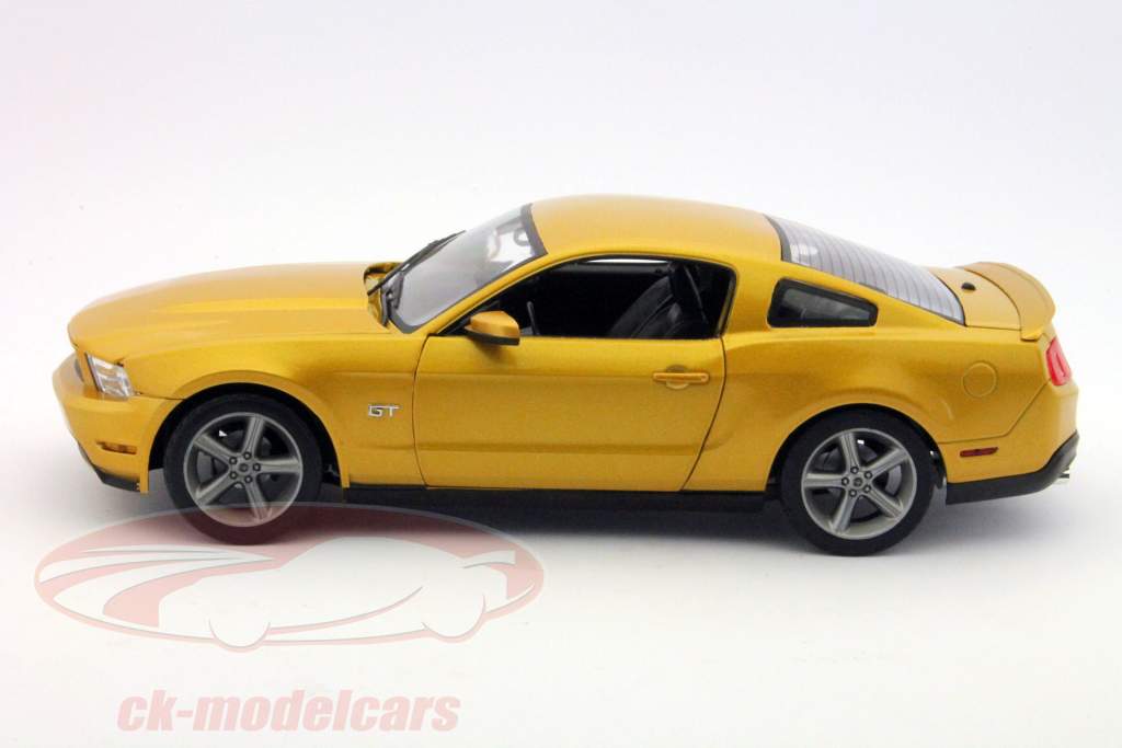 Ford Mustang GT построен в 2010 году золото 1:18 Greenlight