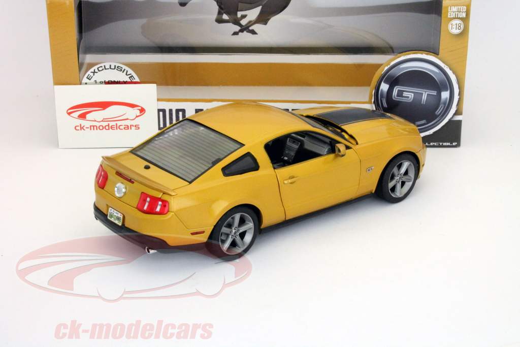 Ford Mustang GT 年 2010 金 同 黑色 条 1:18 Greenlight