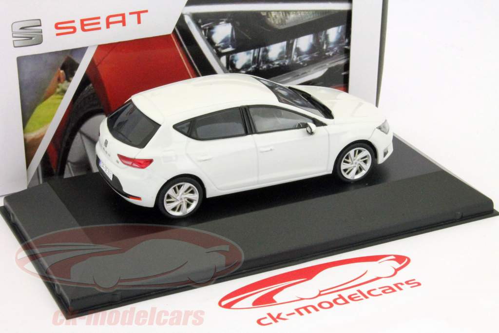 座席レオンFR（5F）2013年ネバダ白シート1時43分