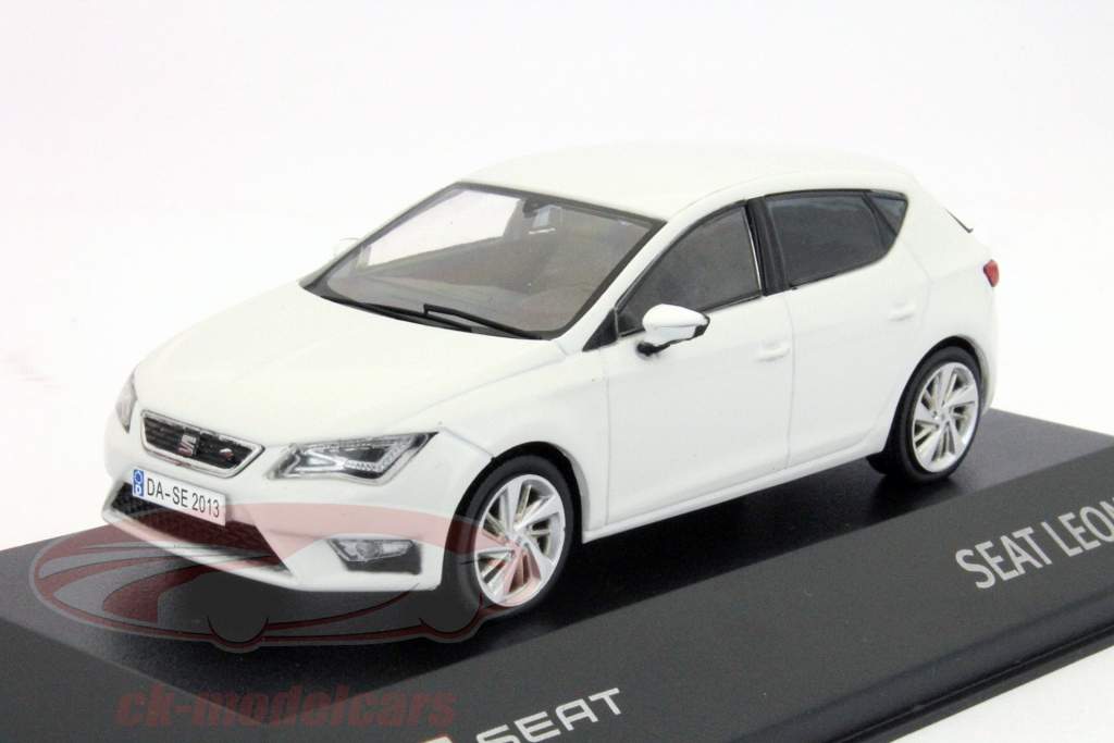 座席レオンFR（5F）2013年ネバダ白シート1時43分