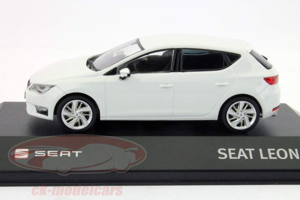 座席レオンFR（5F）2013年ネバダ白シート1時43分