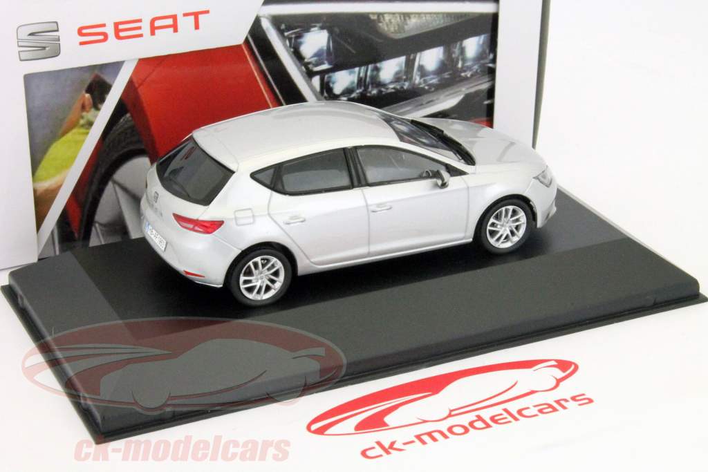 Seat Leon (5F) Год 2013 серебро 1:43 сиденья
